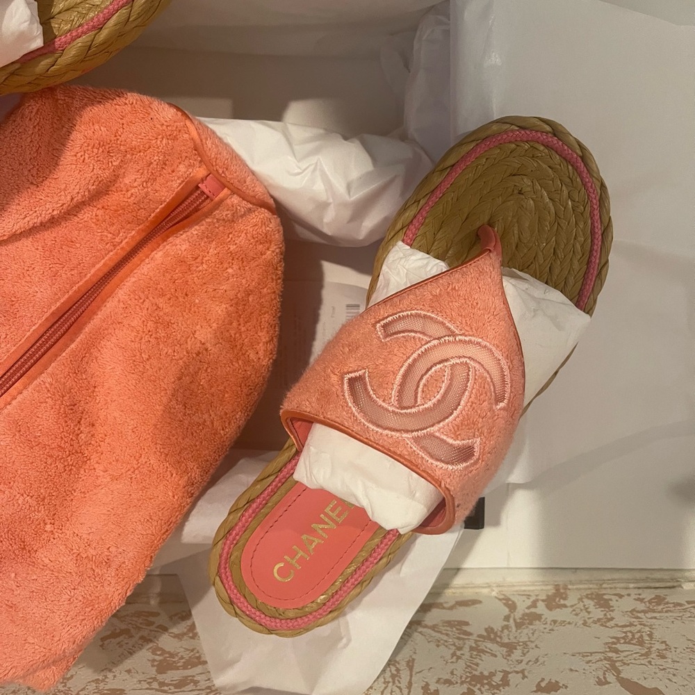 Chanel Pink Thong Sandals and matching toiletry bag - Picture 6 of 7